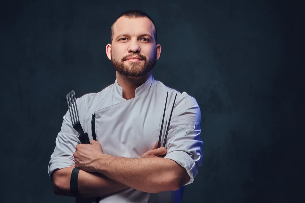 Chef à domicile préparant une expérience culinaire privée, service exclusif de la conciergerie de La Plume du Cap au Cap-Ferret