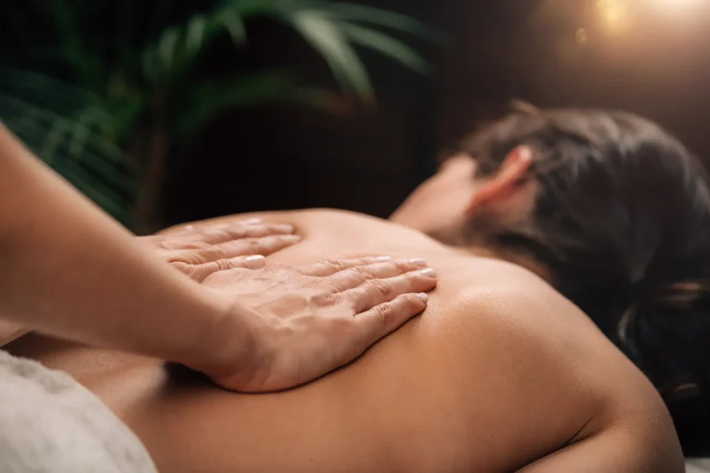 Massage du dos aux gestes enveloppants au spa de La Plume du Cap, expérience de relaxation profonde et sensorielle